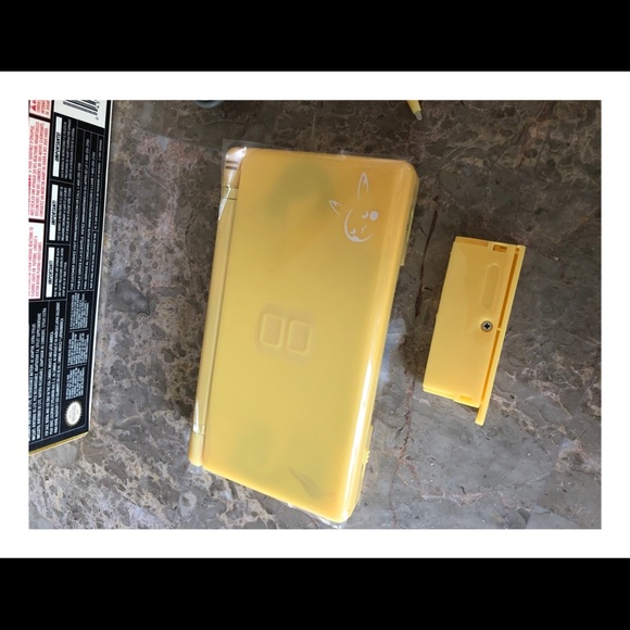 Pokémon Yellow Pikachu Nintendo DS Lite Limited Edition in Box! - Picture 4 of 6